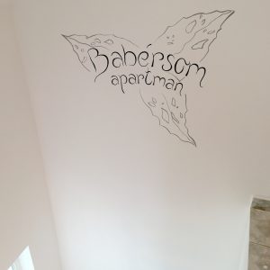 Agárdi Olivér Attila_Babérsom Apartman, embléma_Felirat és dekorációs munka_2021_03
