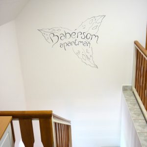 Agárdi Olivér Attila_Babérsom Apartman, embléma_Felirat és dekorációs munka_2021_04