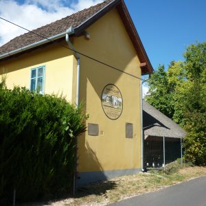 Agárdi Olivér Attila_Darnay Bormúzeum, embléma_Felirat és dekorációs munka_2020_03