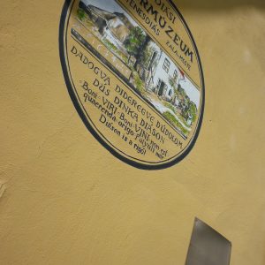 Agárdi Olivér Attila_Darnay Bormúzeum, embléma_Felirat és dekorációs munka_2020_04