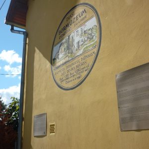 Agárdi Olivér Attila_Darnay Bormúzeum, embléma_Felirat és dekorációs munka_2020_05