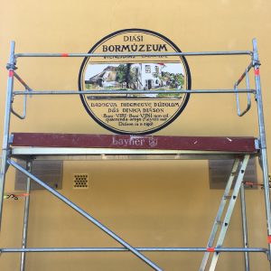 Agárdi Olivér Attila_Darnay Bormúzeum, embléma_Felirat és dekorációs munka_2020_07